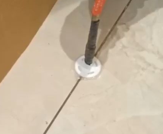 广元瓷砖空鼓维修公司专业解答瓷砖在铺贴过程中，如果没有涂抹均匀到位的粘结材料（如水泥砂浆或瓷砖胶），可能会导致以下问题